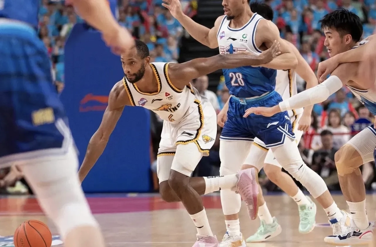 国际比赛日体能课后,里昂防线松动备战欧篮联,气氛紧张,训练强度明显提升的简单介绍 国际比赛日体能课后,里昂防线松动备战欧篮联,气氛紧张,训练强度明显提升的简单介绍