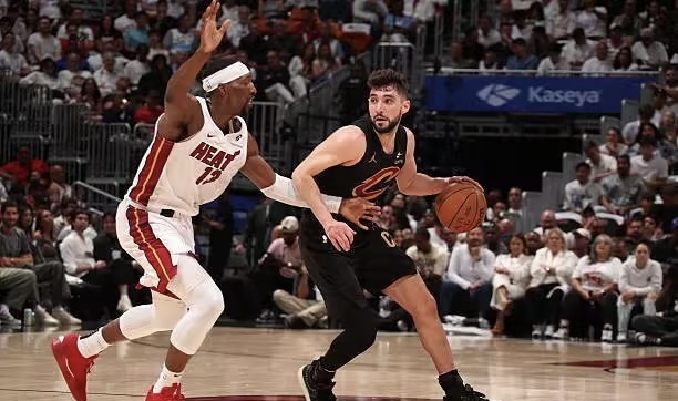 关于今晚突围战来临，迈阿密热火围绕NBA季后赛防线松动，震撼外界，更衣室氛围转暖的信息