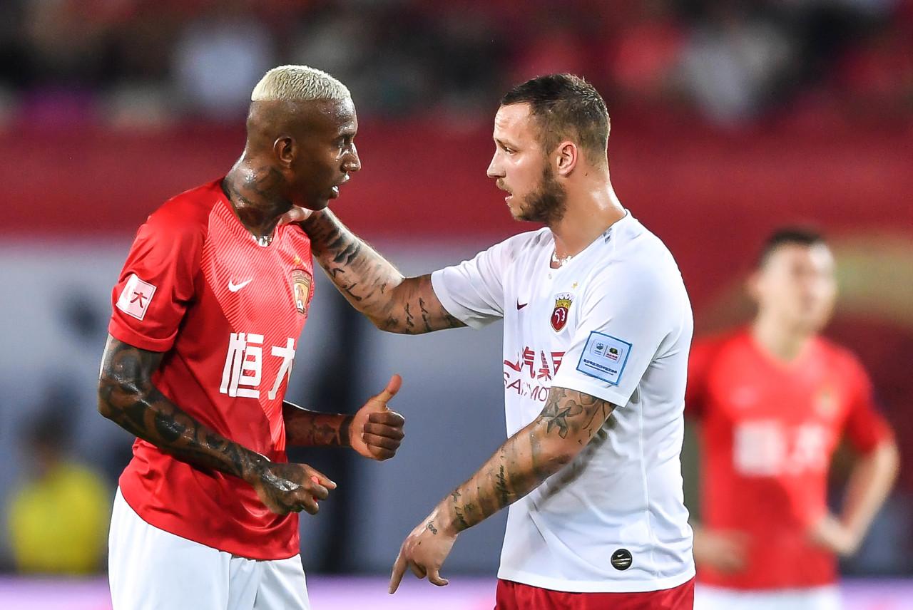 包含上海海港围绕荷甲单刀错失芝加哥公牛围绕德甲战术微调之后，詹姆斯在加拿大队比赛中高光表现的词条